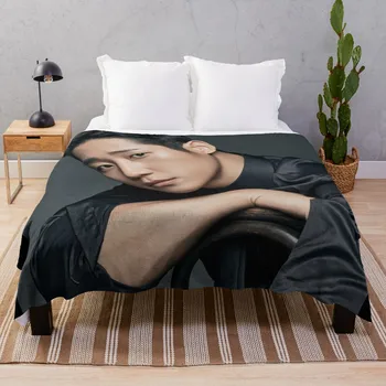 Чон Хэ Ин Набрасывает одеяло На диваны для украшения
