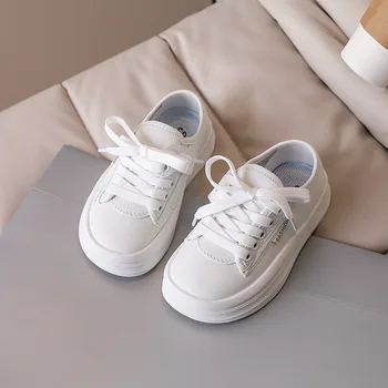 Весна 2023, новые детские маленькие белые туфли, модные простые настольные туфли для мальчиков, повседневная обувь на толстой подошве для девочек