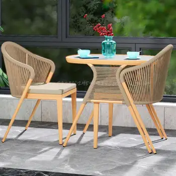 Небольшой столик и стул на балконе, комплект из трех предметов, Ротанговый стул во внутреннем дворике, журнальный столик, комбинированная зона отдыха на открытом воздухе